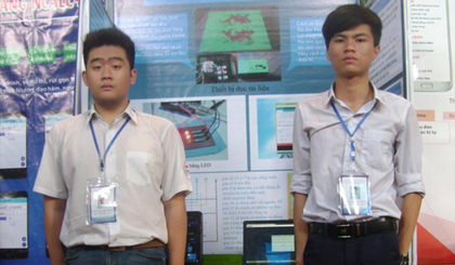 Nguyễn Thanh Trung (bên trái) và Lê Nguyễn Ngọc Thạch với sản phẩm dự thi. Ảnh: Tiền Phong