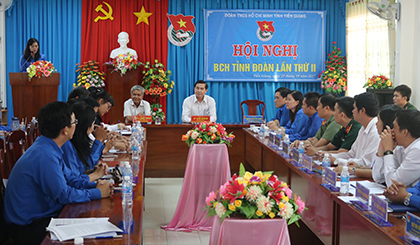 Đồng chí Lê Văn Hưởng làm việc với  BCH Tỉnh đoàn khóa X tại buổi gặp gỡ.