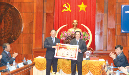 Phó Thủ tướng Chính phủ nước CHDCND Lào Sonesay Siphandone tặng quà lưu niệm cho Bí thư Tỉnh ủy Nguyễn Văn Danh.