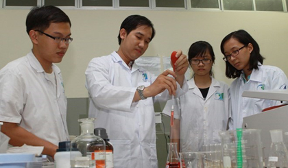Improving research capacity is among the things Vietnamese univerisities need to do to promote their global ranking (Photo: VNA)