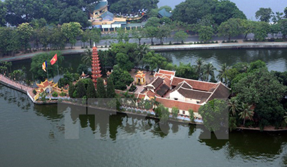 A view of Tran Quoc Pagoda on West Lake in Hanoi (Photo: VNA)