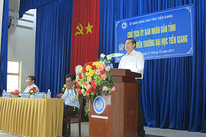 Chủ tịch UBND tỉnh  Lê Văn Hưởng phát biểu tại buổi gặp gỡ 