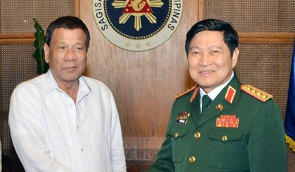 Philippine President Rodrigo Duterte and Vietnam's Defence Minister Ngo Xuan Lich