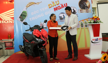 Đại diện Honda Việt Nam trao thưởng 1 xe máy Honda AirBlade cho chị Nguyễn Thị Ngọc Thảo (ở huyện Tân Phước).
