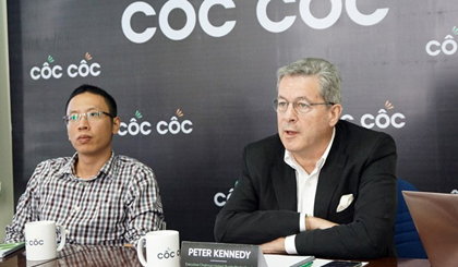 Ông Lê Văn Thanh (trái) và ông Peter Kennedy trong buổi trao đổi với báo giới. (Ảnh: CTV/Vietnam+)