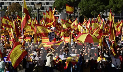 Hàng nghìn người Tây Ban Nha đã tuần hành trên các đường phố lớn ở thủ đô Madrid nhằm phản đối tuyên bố độc lập đơn phương của vùng Catalonia. Nguồn: AFP/TTXVN