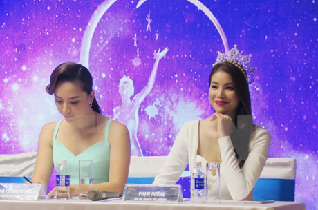 Đương kim Hoa hậu Hoàn vũ Việt Nam 2015 Phạm Hương (bên phải) có mặt tại buổi họp báo. Ảnh: Tiên Minh/TTXVN