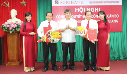 Trao Quyết định bổ nhiệm Giám đốc Agribank Tiền Giang cho đồng chí Nguyễn Văn Huỳnh (thứ 2 từ phải).