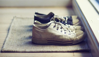  Chúng ta không nên đi giày vào trong nhà để giữ cho sàn nhà luôn sạch sẽ. Ảnh: iStock.