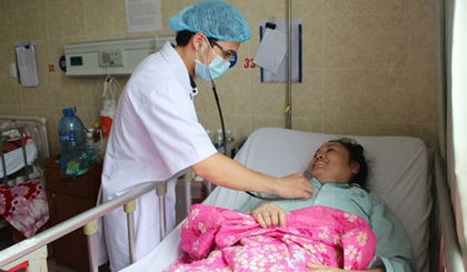Doctor is taking care of patient (Photo  VNA)