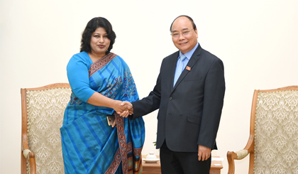 Thủ tướng Nguyễn Xuân Phúc tiếp Đại sứ Banglades, bà Samina Naz. Ảnh: VGP/Quang Hiếu