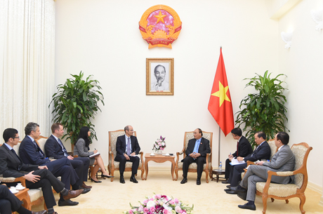 Thủ tướng Nguyễn Xuân Phúc tiếp các nhà đầu tư của Tập đoàn AB InBev. Ảnh: VGP/Quang Hiếu