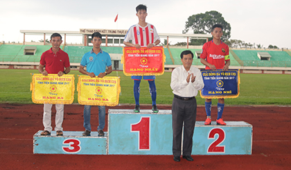 Đồng chí Nguyễn Đức Đảm, Giám đốc Sở VH-TT&DL trao cờ và giải thưởng cho các 4 đội có thành tích xuất sắc tại giải đấu.