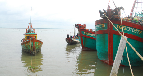 Tàu, thuyền vào neo đậu tại cảng cá Vàm Láng (huyện Gò Công Đông).