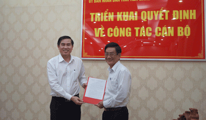 Đồng chí Lê Văn Hưởng trao Quyết định cho đồng chí Phạm Minh Trí.