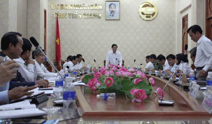Chủ tịch UBND tỉnh Lê Văn Hưởng chủ trì phiên họp.
