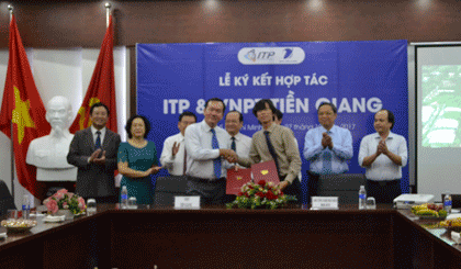 Ông Nguyễn Anh Thi, Giám đốc ITP và ông Nguyễn Văn Thái, Giám đốc VNPT Tiền Giang trao đổi bản thỏa thuận.