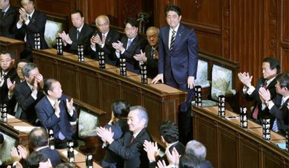 Ông Shinzo Abe (thứ 3, phải) tại phiên họp Quốc hội ở thủ đô Tokyo ngày 1-11. Nguồn: Kyodo/TTXVN