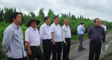 đồng chí Nguyễn Văn Danh và lãnh đạo Sở, ngành, huyện Gò Công Đông đi thị sát thực tế.