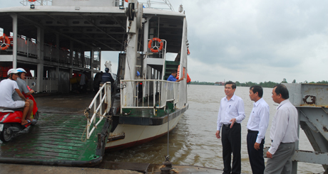 đồng chí Lê Văn Hưởng cùng lãnh đạo các sở, ngành kiểm tra các bến phà qua huyện Tân Phú Đông.