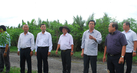 đồng chí Nguyễn Văn Danh cùng lãnh đạo các Sở, ngành và huyện kiểm tra tuyến đê xung yếu ở xã Tân Thành (huyện Gò Công Đông).