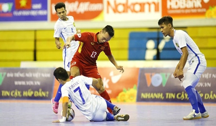 Vietnam (in red) play a poor match against Malaysia.