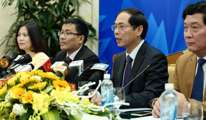 Deputy Minister of Foreign Affairs and Vice Chairman of the APEC 2017 National Committee Bui Thanh Son (third from left) speaks at the press briefing