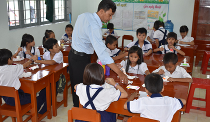 học sinh trường tiểu học Phước Thạnh trong ngôi trường mới