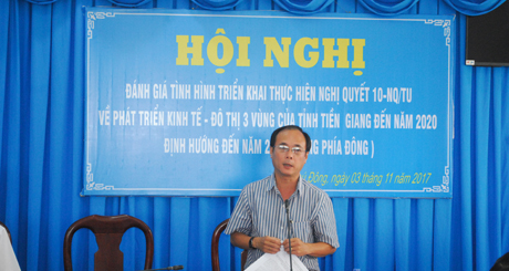 Đồng chí Trần Kim Trát, Ủy viên Thường vụ Tỉnh ủy, Trưởng Ban Tuyên giáo Tỉnh ủy phát biểu tại hội nghị.