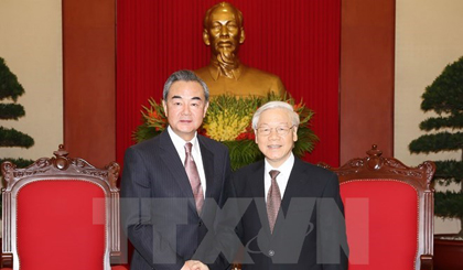 General Secretary of the Communist Party of Vietnam Nguyen Phu Trong (R) welcomes Chinese Foreign Minister Wang Yi (Photo: VNA)