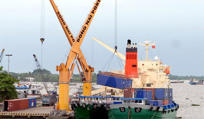 Bốc xếp hàng hóa tại cảng Long Bình Tân, Đồng Nai. Ảnh: Danh Lam/TTXVN