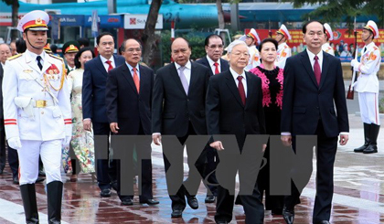Đoàn đại biểu Đảng, Nhà nước và thành phố Hà Nội đến dâng hoa tưởng niệm tại Tượng đài V.I.Lenin. Ảnh: Phạm Kiên/TTXVN