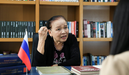 Female scholar becomes first Vietnamese scientist to receive Medal of Pushkin Associate Professor and Doctor of Science Nguyen Tuyet Minh talks to Tuoi Tre (Youth) newspaper at her house. Photo: Tuoi Tre