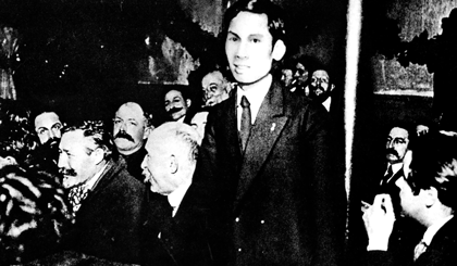 Nguyễn Ái Quốc phát biểu tại Đại hội đại biểu toàn quốc lần thứ 18 Đảng Xã hội Pháp, ủng hộ Luận cương của Lênin về vấn đề dân tộc và thuộc địa. Người tham gia sáng lập Đảng Cộng sản Pháp và trở thành người cộng sản Việt Nam đầu tiên (tháng 12-1920).