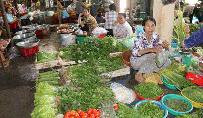 Hàng hóa buôn bán ở một chợ truyền thống trên địa bàn tỉnh.