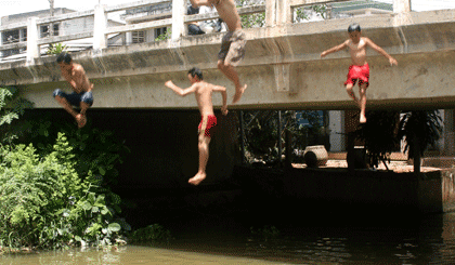 Tắm sông - trò chơi dễ dẫn đến tai nạn đuối nước ở trẻ em.