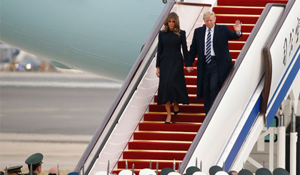 Tổng thống Mỹ Donald Trump (phải) và phu nhân Melania Trump tới Bắc Kinh ngày 8-11. Nguồn: AFP/TTXVN