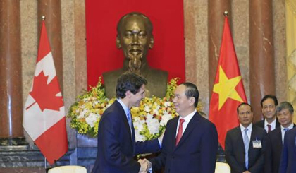 President Tran Dai Quang (right) receives Canadian Prime Minister Justin Trudeau.