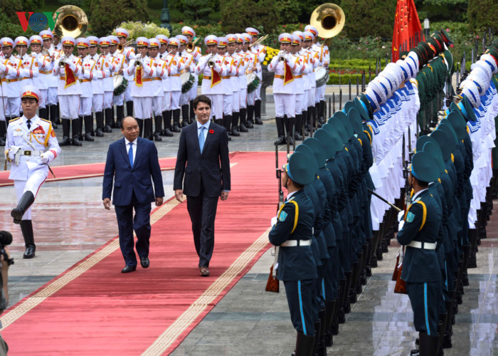 Thủ tướng Nguyễn Xuân Phúc mời Thủ tướng Justin Trudeau duyệt Đội danh dự Quân đội Nhân dân Việt Nam.