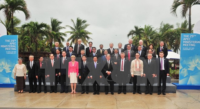 Phó Thủ tướng, Bộ trưởng Ngoại giao Phạm Bình Minh; Bộ trưởng Công Thương Trần Tuấn Anh cùng các đại biểu tham dự Hội nghị liên Bộ trưởng Ngoại giao-Kinh tế APEC chụp ảnh chung. Nguồn: TTXVN