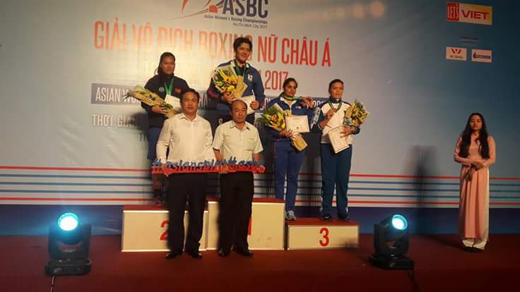 VĐV Trần Thị Oanh Nhi (đầu tiên bên trái, hàng trên) đã mang về cho Boxing Tiền Giang Huy chương tầm cỡ quốc tế đầu tiên.