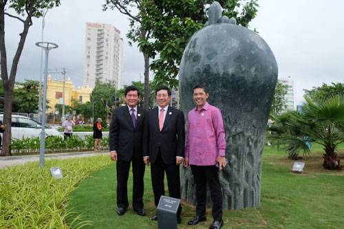 Phó Thủ tướng chụp ản ảnh lưu niệm với tác phẩm tượng “Khởi nguyên” của Việt Nam. Ảnh: VGP/Lưu Hương