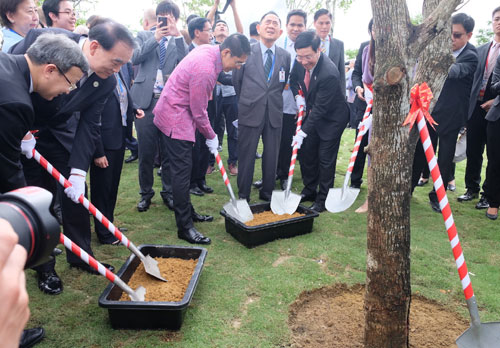 Phó Thủ tướng, Bộ trưởng Ngoại giao Phạm Bình Minh cùng các đại biểu trồng cây lưu niệm tại Công viên APEC. Ảnh: VGP/Lưu Hương