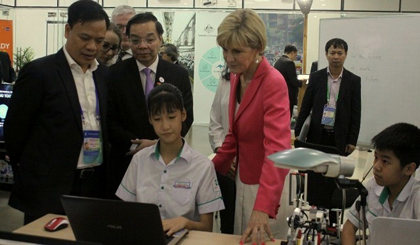 The two Vietnamese and Australian ministers visit booths demonstrating creative innovation at the Da Nang Business Incubator. (Credit: dantri.com.vn)