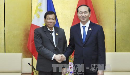 President Tran Dai Quang (R) receives Philippine President Rodrigo Roa Duterte
