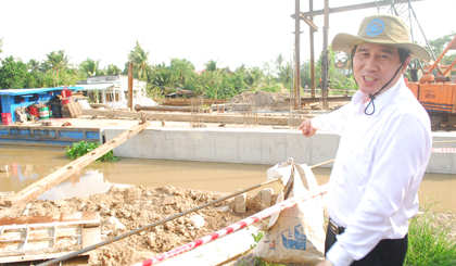 Chủ tịch UBND tỉnh Lê Văn Hưởng yêu cầu gia cố các cống, đập để bảo vệ vườn cây ăn trái.