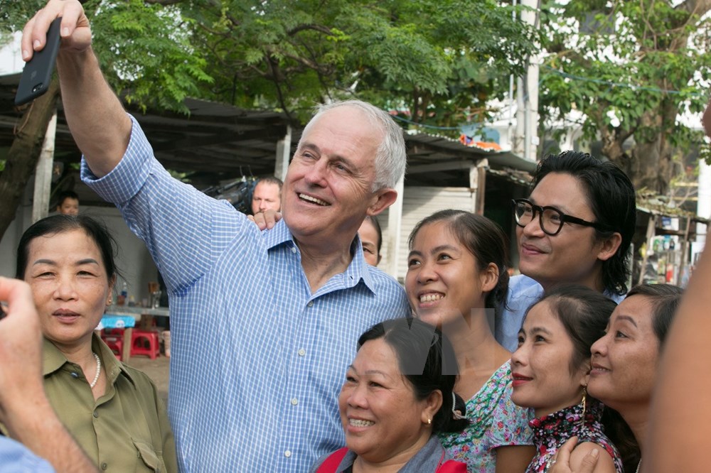 Thủ tướng Australia Malcolm Turnbull thân thiện cùng người dân chụp ảnh kỷ niệm. (Nguòn: TTXVN)