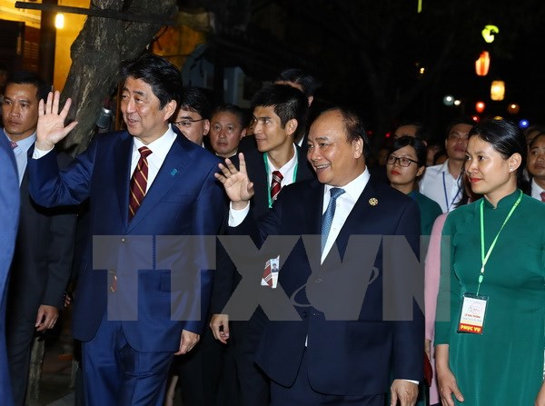 Thủ tướng Nguyễn Xuân Phúc và Thủ tướng Nhật Bản Shinzo Abe đi thăm Phố cổ Hội An. (Ảnh: TTXVN)