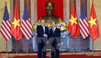 Chủ tịch nước Trần Đại Quang đón Tổng thống Hoa Kỳ Donald Trump. Ảnh: Nhan Sáng/TTXVN