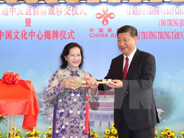 Chủ tịch Quốc hội Nguyễn Thị Kim Ngân và Tổng Bí thư, Chủ tịch Trung Quốc Tập Cận Bình thực hiện nghi thức khai trương Trung tâm Văn hóa Trung Quốc tại Hà Nội. (Ảnh: Trọng Đức/TTXVN)
